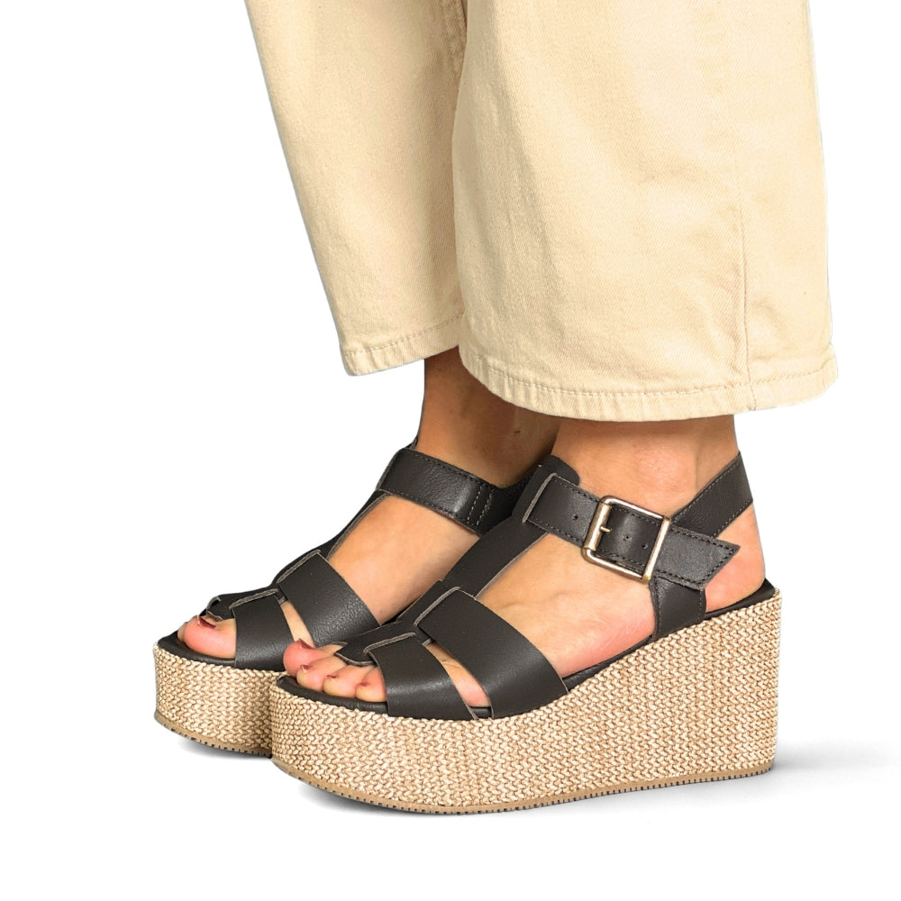 Mørkebrune sandaler til dame i skinn med flere remmer og høy platåsåle.