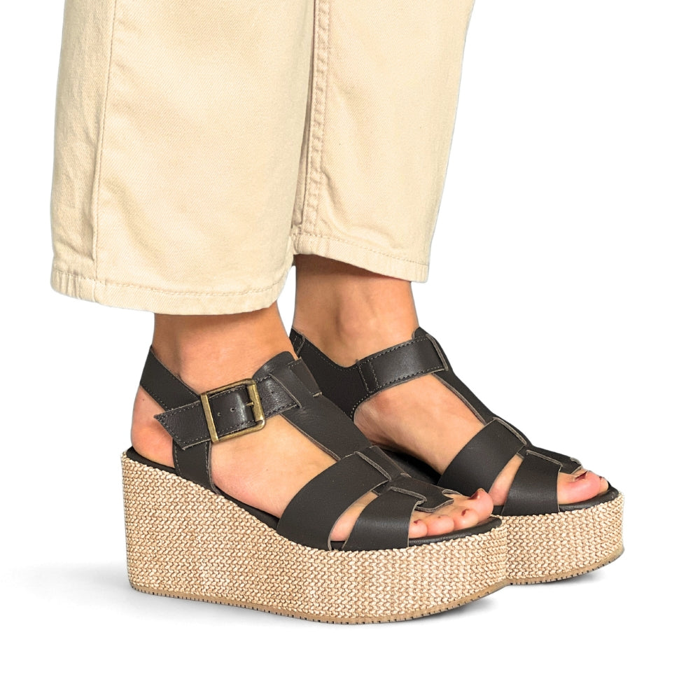 Mørkebrune sandaler til dame i skinn med flere remmer og høy platåsåle.