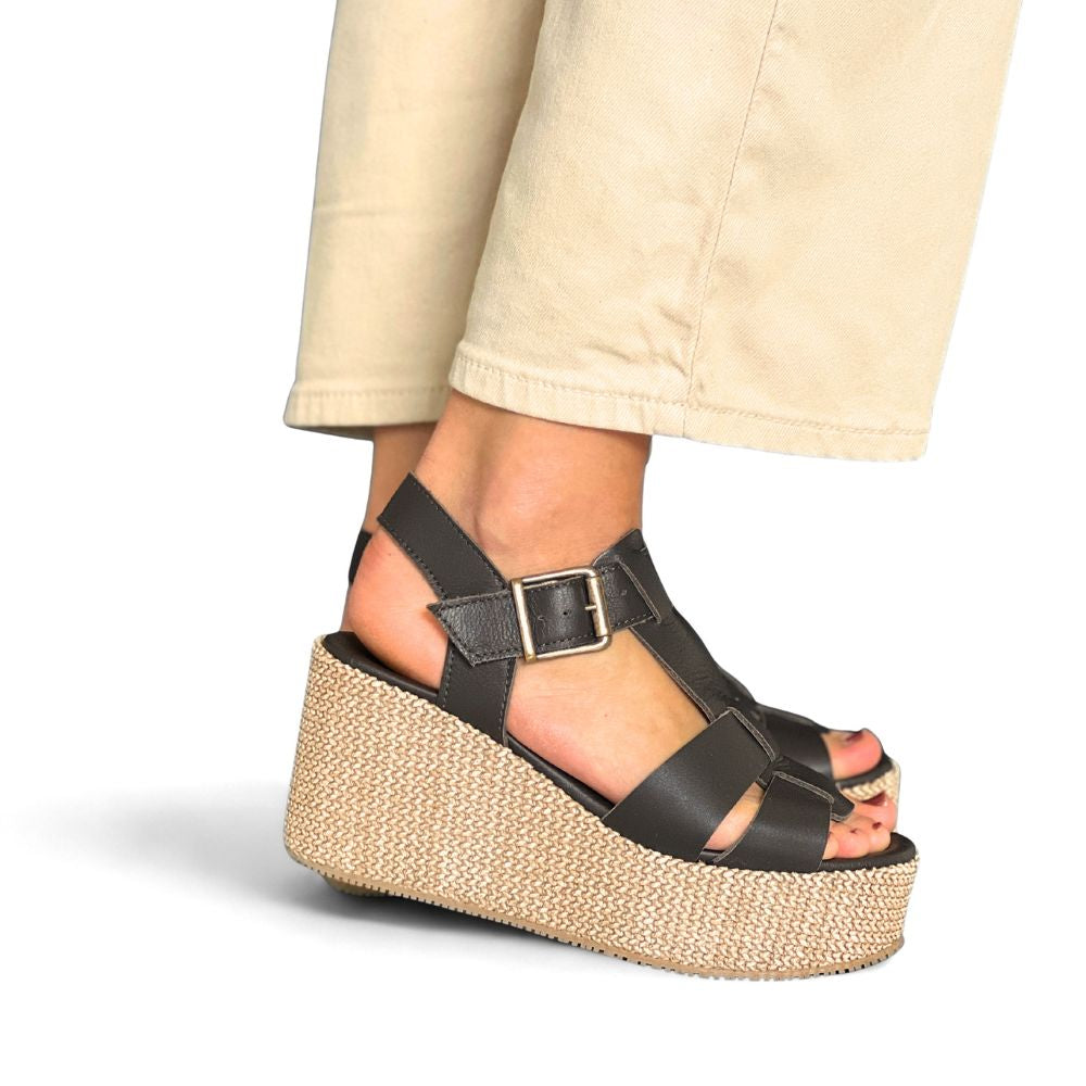 Mørkebrune sandaler til dame i skinn med flere remmer og høy platåsåle.
