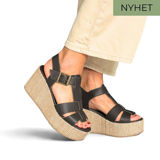 Mørkebrune sandaler til dame i skinn med flere remmer og høy platåsåle.