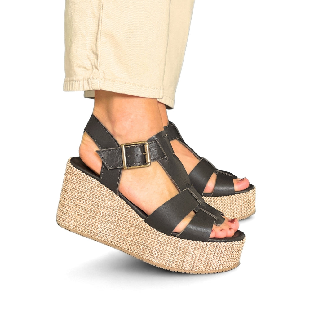 Mørkebrune sandaler til dame i skinn med flere remmer og høy platåsåle.
