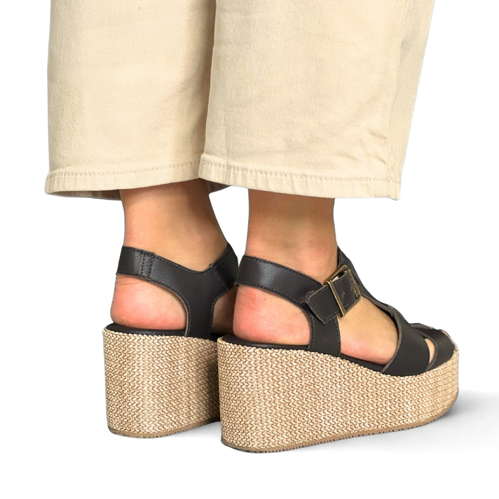 Mørkebrune sandaler til dame i skinn med flere remmer og høy platåsåle.